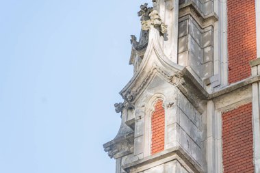 Karmaşık oymalar, çiçek desenleri ve efsanevi yaratıkların karışımı, kahverengi taşlardan bej taşlara, yumuşak gölgeler Kyiv, Ukrayna 07-06-2025