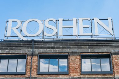 ROHEN tabelalı tuğla bina, şekerleme fabrikası, pencereler, olası tente veya tente, açık gökyüzü arkaplan, boş atmosfer, düz Kyiv, Ukrayna 07-13-2025