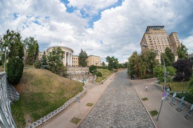 Ukrayna 'nın Kyiv şehrinde neoklasik mimari, kaldırım taşı caddesi, iyonik sütunlar, büyük cepheler, merkezi giriş, büyük tepeler, modern yapı Kyiv, Ukrayna 07-13-2025