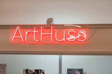 Tavandan sarkan kırmızı neon tabela, iç aydınlatma, kitaplı veya broşürlü cam vitrin, kültürel veya sanatsal mekan Kyiv, Ukrayna 06-01-2025