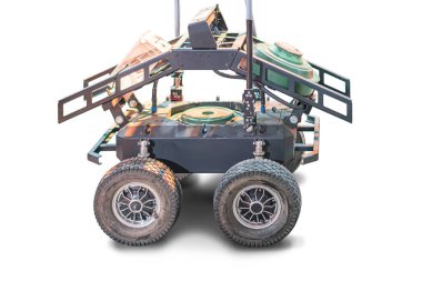 Koyu yeşil ve siyah sert yapılı, geniş siyah lastikli, görüş mesafesi için yapay ışıklandırması olan, her yerde mayın döşeyen engebeli bir araç.