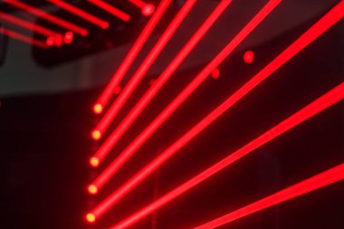 Tavanda veya yükseltilmiş yapıda şebeke benzeri soyut şehir manzaralı kırmızı neon lazer gösterisi