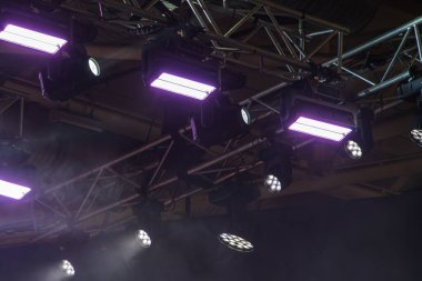 Konser konsepti için sahne aydınlatma kurulumu, havalı tonlarla ve çeşitli ayarlanmış ışıklarla