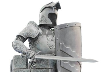 Gümüş-gri zırhlı şövalye hazır, kayalık zemin zemin, yumuşak gölgeler, miğfer göğüs parçası, omuz koruyucuları eldivenler, kılıç, şövalyelik, yiğitlik, yüksek zanaat