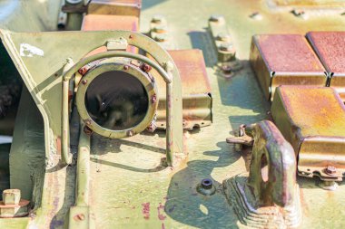 Yıpranmış bir tank motorunun görüntüsü, zıt bir koyu havalandırma ya da metal dokuyu ve biçimi yakalayan gerçekçi bir fan tarzı ile yakın plan görüntüsü