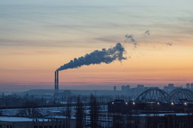 Günbatımında panoramik bir manzara, sayısız duman yığınları ve depoların yer aldığı, değişen bir gökyüzü, yumuşak gölgeler, metin ve sanatsal manipülasyonlar olmadan