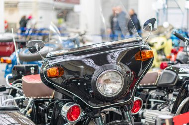 Klasik motosikletlerle dolu bir oda, stil çeşitliliği, renk ağırlıklı olarak siyah ve boyut zıt zıt zemin aydınlatma gölgeleri Her motosiklet eşsiz bir hikaye Perspect