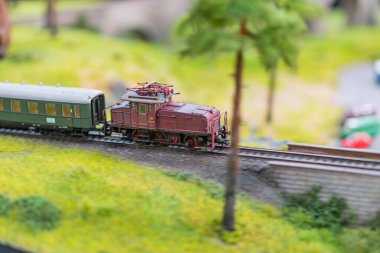 Minyatür model tren, küçük bir köprü, yemyeşil bir duvar, taş duvar, gerçekçi ışıklandırma ve detaylı minyatür dünya Kyiv, Ukrayna - 7 Haziran 2025