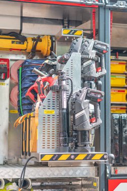 İtfaiye aracı, hidrolik araç gereç Jaws of life, mavi hortum makara, endüstriyel renkler kırmızı, sarı, mavi, metalik, gelişigüzel organizasyon, hafif yükseltilmiş pe Kyiv, Ukrayna - 7 Haziran 2025