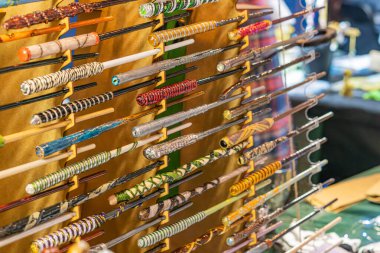 Harry Potter sihirli değneklerinin duvarlara monte edilmiş görüntüsü, her biri eşsiz tasarımlar ve renk şemalarıyla ahşap, kırmızılar, maviler, yeşiller, sarılar, saplarını vurguluyorlar Bright, Kyiv, Ukrayna - 7 Haziran 2025