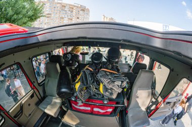 Kırmızı bir minibüs, muhtemelen acil bir durum ya da motorsportif bir araç, 7 Haziran 2025 Ukrayna, Ukrayna 'da iç mekan ekipmanları ve koruyucu teçhizat ile kalabalık bir sokak sahnesine park edilmiştir.