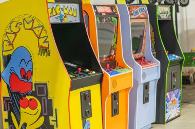 Sarı ve turuncu oyun konsolları koleksiyonu, her birinin karakter çizimi ve kontrol düğmeleri Kyiv, Ukrayna - 7 Haziran 2025