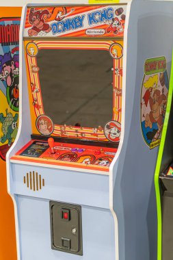 joystickli, bozuk para yuvalı, dinamik grafikli, renkli çizgi film karakterleri, zengin renk paleti, bakımlı dolap, küçük Kyiv, Ukrayna - 7 Haziran 2025