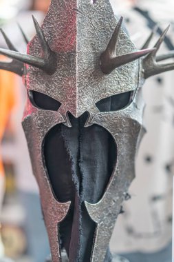 Gri ve siyah, yüksek detaylı Sauron maskesi sivri uçlu, karmaşık göz çukurları, turuncu parlak metalik doku, bulanık arka plan Kyiv, Ukrayna - 7 Haziran 2025