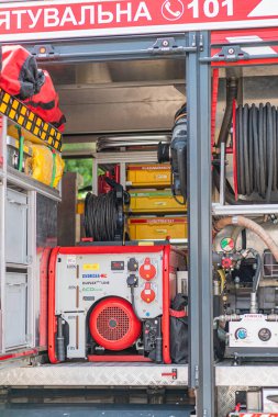 İtfaiye araçlarıyla dolu itfaiye aracının arka kompartımanı hortumlar, hidrolik kesiciler ve acil durum müdahale için hazırlanmış iç mekan kırmızı ve sarı acc Kyiv, Ukrayna - 7 Haziran 2025