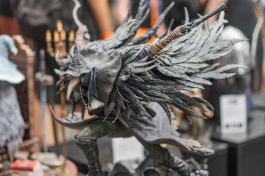 Gerçekçilik ve çetrefilli detaylarla hazırlanmış, geniş el yapımı bir ejderha heykeli. Kyiv, Ukrayna - 7 Haziran 2025