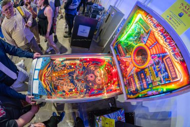 Renkli sanatlar, karmaşık detaylar ve iç çalışmalar sergileyen merkezi bir tilt makinesi ile canlı bir oyun kongresi sahnesi. Atmosfer, resmi olmayan Wi Kyiv, Ukrayna - 7 Haziran 2025