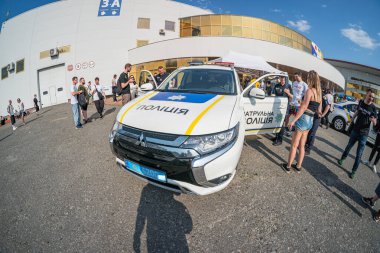 Ukrayna polisi. Ana odak noktasının Ukrayna 'nın başkenti Kyiv' in sağ tarafına park etmiş beyaz bir SUV polis aracı olduğu bir caddede 8 Haziran 2025