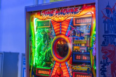 Dış uzay sahnesini gösteren merkezi ekranlı canlı kırmızı ve yeşil oyun dolabı, iki oyunculu kontroller, ve bir hoparlör Kyiv, Ukrayna - 7 Haziran 2025