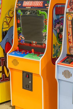 İki klasik atari salonu, biri turuncu, biri sarı çizgi film karakterleri Mario Bros, 7 Haziran 2025 'te Ukrayna' nın sarı bir Kyiv şehrinin görünür arkaplanı ve kontrol düğmeleri sergiliyordu.