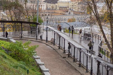 Şafak sökerken panoramik Kyiv şehir manzarası, yolların, taş yüzeylerin, bankların, suyun, muhtemelen bir nehrin, klasik mimarinin, süslenmiş f Kyiv, Ukrayna - 29 Ekim 2025