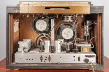 Kompleks bir elektronik mikrofon radyosunun ön paneli açık, tuşlar, düğmeler, transistörler, direnişçiler, birleşik Kyiv, Ukrayna - 21 Ekim 2025