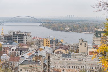 Kyiv kentsel manzarası, çeşitli mimari stiller, toprak rengi paleti, durgunluk, derinlik perspektifi, bulutlu lig Kyiv, Ukrayna - 24 Ekim 2025