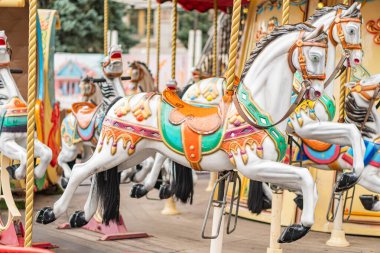Eğlence parkında hareket halindeki atlarla dolu renkli bir atlıkarınca, farklı açılardan bakıldığında Kyiv, Ukrayna - 25 Ekim 2025