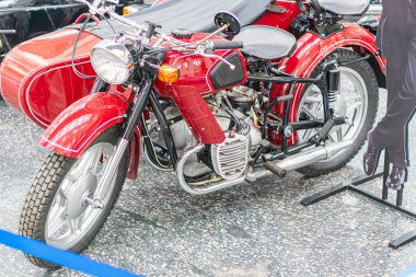 Kırmızı KMZ Dnipro antika motosiklet, sergi platformunda motosiklet, ağırlıklı olarak kırmızı, yumuşak ışıklandırma, klasik tasarım unsurları, iyi korunmuş klasik cazibe, egzoz Kyiv, Ukrayna - 25 Ekim 2025