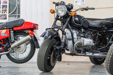 Üç motosiklet, kapalı mekan ayarları, kırmızı ve siyah renk şemaları, klasik ve modern tasarımlar, tel örgülü tekerlekler, uzun far montajı, adım çerçevesi, mult Kyiv, Ukrayna - 25 Ekim 2025