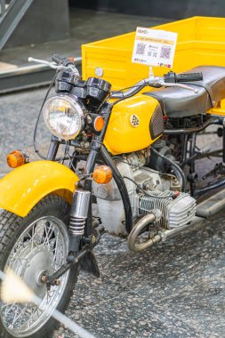 Eski model KMZ Dnipro motosikleti bir sepetin içine dönüştürülmüş, gümüş renkli sarı ve siyah renkli bir sepet kullanılmış, koyu beton zemin üzerinde Kyiv, Ukrayna - 25 Ekim 2025