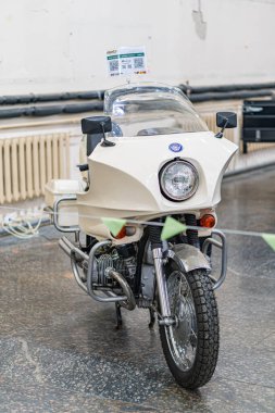 Antika KMZ Dnipro motosiklet, siyah ve krom aksanlı açık renk, yuvarlak far, yükseltilmiş gidon, ön cam, sağlam motor parçaları, kapalı alanda sergilenmiş, pos Kyiv, Ukrayna - 25 Ekim 2025