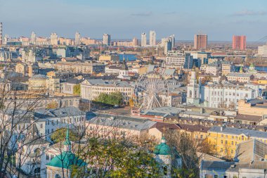 Gündüz vakti Kyiv şehir manzarası klasik ve modern binaların, geniş sokakların, dar sokakların, parkların, dağlık bölge Veda Kyiv, Ukrayna - 3 Kasım 2025