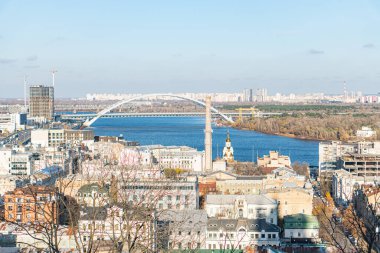 Kyiv şehri, nehir yansıması, kemerli köprü, çeşitli mimari, süslü detaylar, gösterişli çizgiler, ağaçlar, alacakaranlık ışıkları, yumuşak gölgeler, canlı renkler Kyiv, Ukrayna - 3 Kasım 2025