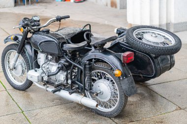 Siyah ve gümüş renkli KMZ Dnipro Antika motosikleti, yağmurlu bir zemine parkedilmiş, bulutlu hava koşullarında şehir zeminine kurulmuş, Kyiv, Ukrayna - 25 Ekim 2025