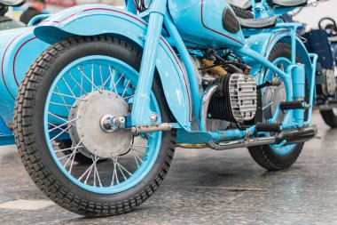 Klasik bir turkuaz ve beyaz KMZ Dnipro motorsiklet tekerleğinin yakın çekimi. Metal çamurluğu, uyumlu boya ve çizgili. Kapalı alan ayarları, doğal ışık döküm sh Kyiv, Ukrayna - 25 Ekim 2025