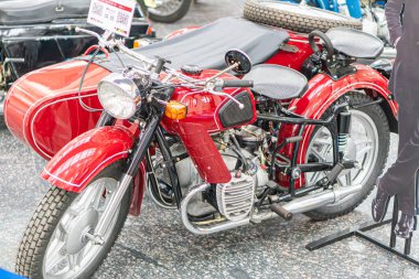 Klasik Ukraynalı KMZ Dnipro Antika motosiklet, siyah aksanlı, sepetli, kapalı mekan ayarlı, yapay ışıklandırma, yuvarlak farlar, analog enstrüman paneli, spo Kyiv, Ukrayna - 25 Ekim 2025