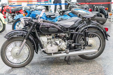 Sergi salonunda klasik KMZ Dnipro motosikleti, siyah ve krom renk şeması, eski moda tasarım, dağınık ışıklandırma, insan yok, döşeme döşemesi, açılı perspektif, exhibi Kyiv, Ukrayna - 25 Ekim 2025