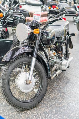 Antika KMZ Dnipro motosikleti, ağırlıklı olarak siyah renkli, ön ve yan görüş açılı, yuvarlak farlar, kıvrımlı yakıt tankı, tek deniz Kyiv, Ukrayna - 25 Ekim 2025