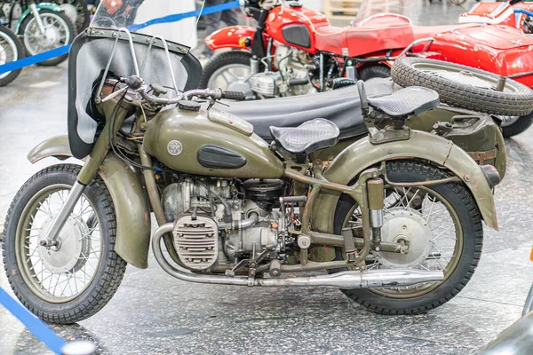 Antik KMZ Dnipro motosiklet bir motosiklet fuarı veya sergi, kapalı alanda yeterli ışıklandırma ile merkezi araç zengin yeşil ve blac Kyiv, Ukrayna - 25 Ekim 2025