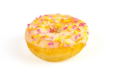 Taze pişmiş, beyaz kremalı ve renkli şekerli altın sarısı halka çöreğin yakın çekimi.