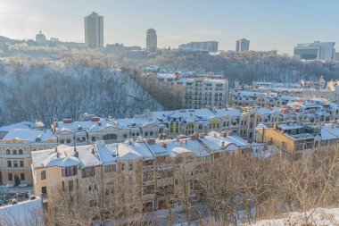 Kiev 'in dondurucu kış manzarası, Ukrayna' nın yüksek görüş açısı çatılarında taze kar, geniş kar örtüsü, açık gökyüzü arkaplanı yumuşak, yayılmış renksiz