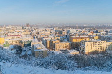 Kiev 'in soğuk kış şehirleri, Ukrayna Panoramik manzarası, yüksek görüş açısına sahip, orta yerde mimari tarzların bir karışımını gösteriyor karla kaplı bitki örtüsü arasında binaların yavaş yavaş soluklaşması