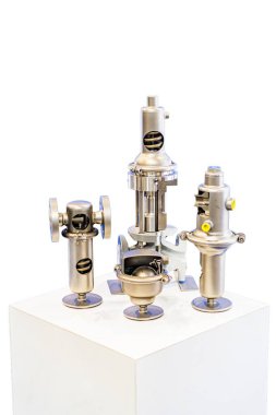 Hafif bir arkaplan üzerindeki metalik mekanik parçalar silindirik, çıkıntıları ve eklentileri olan küresel nesneler, parlak bitişten mat bitimine kadar değişen dişliler, bilyeler ve diğer makine c