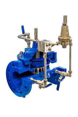 Çelik kapakçık montajı, birden fazla flanş ve hidrolik tesisat, endüstriyel kullanımdan aşınmış, şeffaf arka planda mavi boyalı, dayanıklı metal bileşenler.