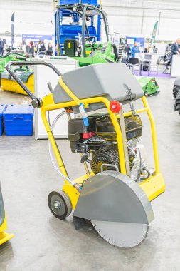 Endüstriyel makineli sarı ve gri elektrikli palet kamyonlu depo ayarları veya ön planda özel araç, muhtemelen arka planda hidrolik makas kaldırma özellikleri olan direksiyonlu B