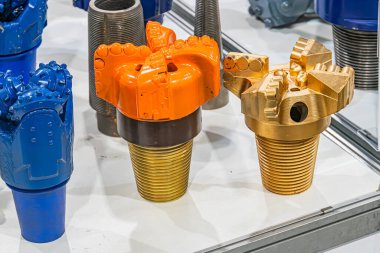 Bir grup renkli endüstriyel konnektör, mavi, sarı ve altın gibi çeşitli renklerde metal bir yüzey üzerinde görüntülenir.