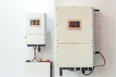 Metalik elementlere sahip iki özdeş beyaz güç birimi, ışık arkaplanı üzerinde yan yana yerleştirilmiş, her birimin çevirmeli tuşları olan bir kontrol paneli ve d sayısını gösteren bir gösterge ekranı var.