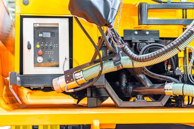 Kontrol paneli, dijital ekran, anahtarlar, kablolar, yapay ışıklandırma, gölgeler, gerçekçi tarzı olan sarı ve siyah bir endüstriyel makineye yakın çekim