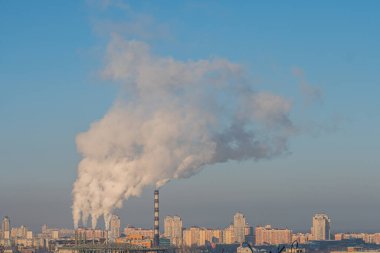 Şafakta veya alacakaranlıkta sanayi tesisi olan şehir manzarası, gri binalar, birden fazla kat, duman, bacalar, kentsel gelişim, gelişigüzel düzenleme, yerleşim alanları, toprak tonları, alçak-binalar, ufuk çizgisi, den